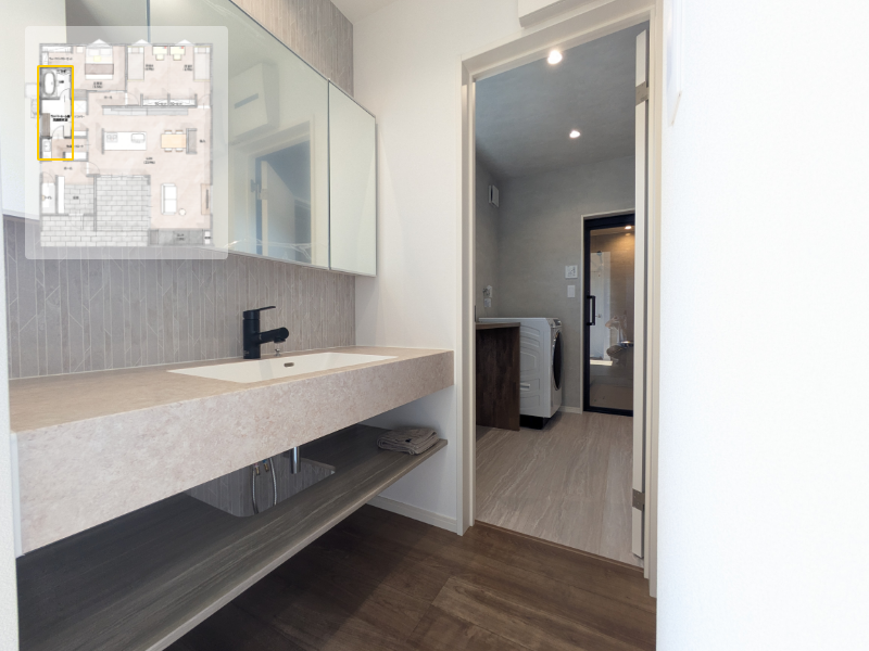 洗面脱衣室、お風呂、水まわりの直線動線で家事効率アップ。洗面脱衣室はランドリールームを兼ねてます！